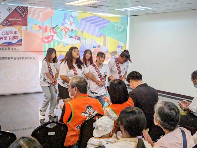 蔡衍明爱心基金会与基隆市的德育护理学院合办送爱下乡活动，邀请在地的弱势家庭参加，在德育学院师生的热情下，让弱势家庭感受到社会的温暖。（张志康摄）