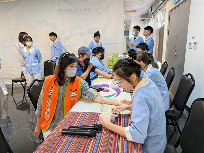 蔡衍明爱心基金会与基隆市的德育护理学院合办送爱下乡活动，邀请在地的弱势家庭参加，在德育学院师生的热情下，让弱势家庭感受到社会的温暖。（张志康摄）
