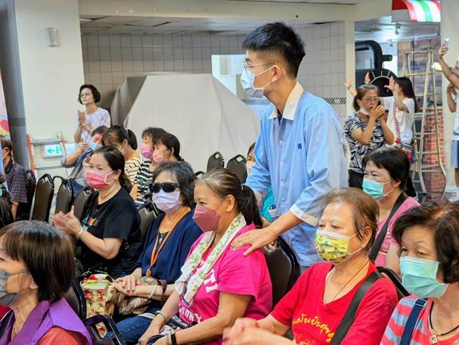 蔡衍明爱心基金会与基隆市的德育护理学院合办送爱下乡活动，邀请在地的弱势家庭参加，在德育学院师生的热情下，让弱势家庭感受到社会的温暖。（张志康摄）