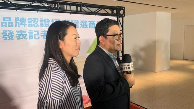 基市府秘书长方定安（右）表示，这些基隆好物承载着对基隆的爱和自豪，也向世界展示基隆的独特之处。（徐佑升摄）