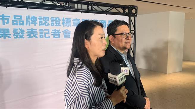 基市府文化局长江亭玫（左）期许，透过好物城市品牌的推广，使游客将基隆的美好，深刻烙印在心中。（徐佑升摄）