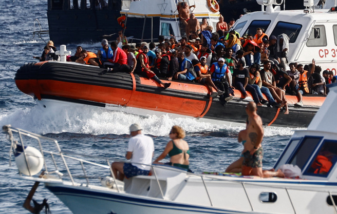 破纪录的船只从北非涌入义大利南端的拉姆培杜萨岛，导致当地的移民中心不堪负荷后，义大利今天延长非法移民的拘留期限，以阻止他们进入。（图/路透社）