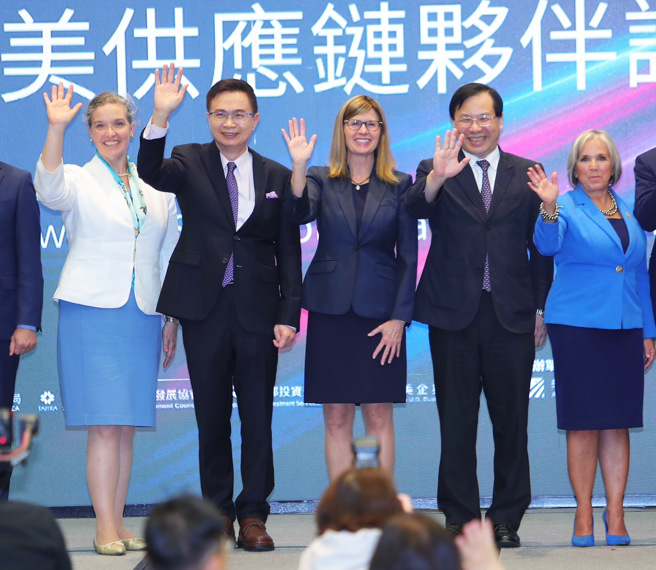 外貿協會2023美國商機日暨供應夥伴論壇19日舉行，外貿協會董事長黃志芳（左二）、經濟部次長林全能（右二）、美國在台協會處長孫曉雅（左一）、Director of the Institute of Science and Technology Dr.Laurie Locascio（中）新墨西哥州長Michelle Lujan Grisham（右一）,出席並合影留念。（季志翔攝）