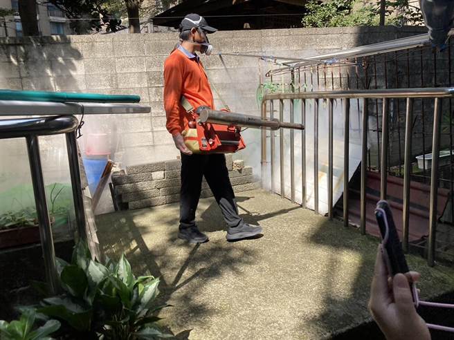 新北新增1例本土登革热，卫生局表示，市府团队积极协力执行登革热病媒蚊孳生源清除及化学防治工作。（新北市卫生局提供）