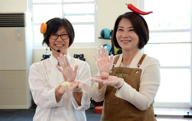 屏东县长周春米（右）以鲔鱼及樱花虾等东港在地食材，做出适合长辈食用的「鲔鱼樱花虾米月饼」。（林和生摄）