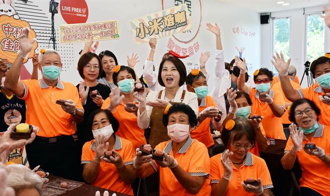 「小米造咖」19日首站来到万峦「蛮蛮聚乐部」，以低脂、低糖、低热量概念，推出「鲔鱼樱花虾米月饼」。（林和生摄）