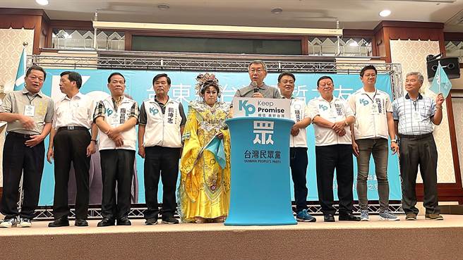 国民党籍台东县议员吴景槐（左一）昨日现身「台东县台湾选哲之友会」，并陪同柯文哲上台。（萧嘉蕙摄）