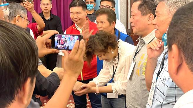 国民党籍台东县议员李建智（右五）与柯文哲台（左四）下握手致意。（萧嘉蕙摄）