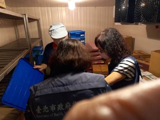 台北市卫生局19日表示，查获有北市团膳业者曾在8月使用该批产品供应暑期辅导补习班餐点，后续将移交给新北市卫生局调查参考。（卫生局提供／蔡佩珈台北传真）