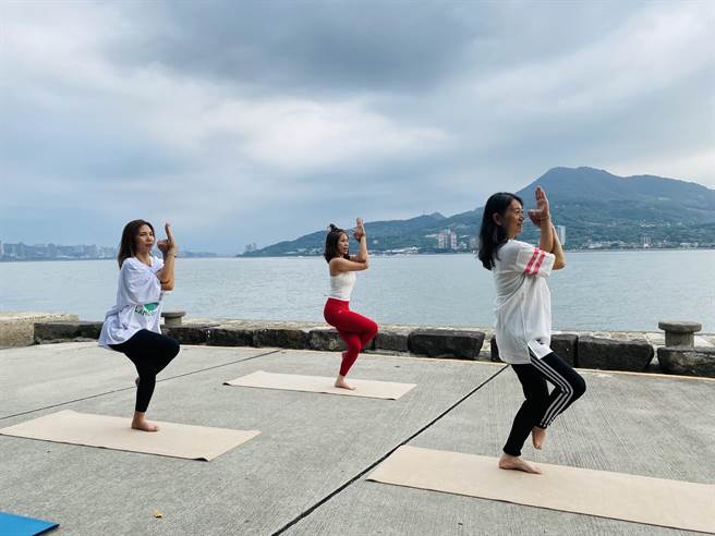 淡水古蹟博物馆推出「古蹟瑜珈」体验活动，「鹰式」就像烤肉必备的烤肉串，体验另类中秋节。（淡水古蹟博物馆提供）