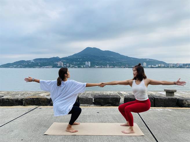 淡水古蹟博物馆推出「古蹟瑜珈」体验活动，让民眾度过另类中秋节。（淡水古蹟博物馆提供）