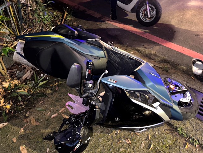 林嫌骑乘机车。据警方调查，林男当时疑因毒瘾发作，后连人带车狠摔地面。（照片 / 警方提供）