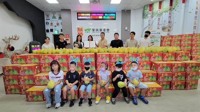 彰化家扶今天收到600箱柚子，堆成一面柚子墙。（彰化家扶提供／孙英哲彰化传真）