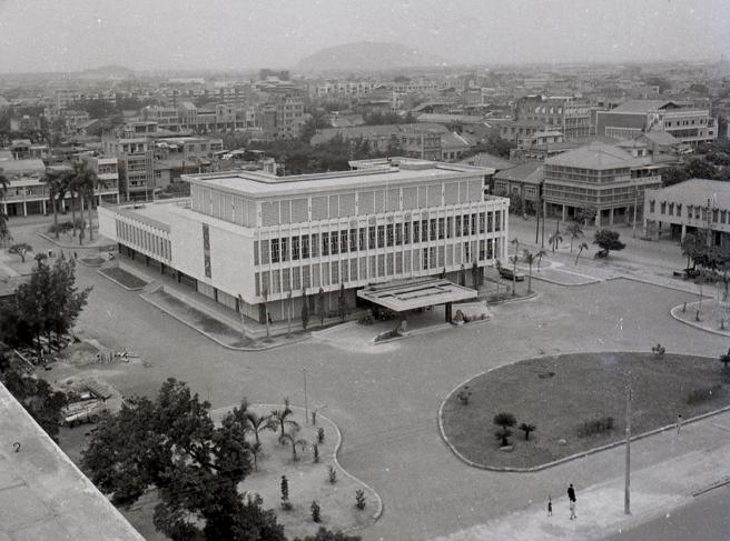 高雄市旧市议会-1966年原貌照片。确立歷史价值延续前提下，透过公办都更的资源引入，将旧市议会场域转型活化。（图／高雄市政府）