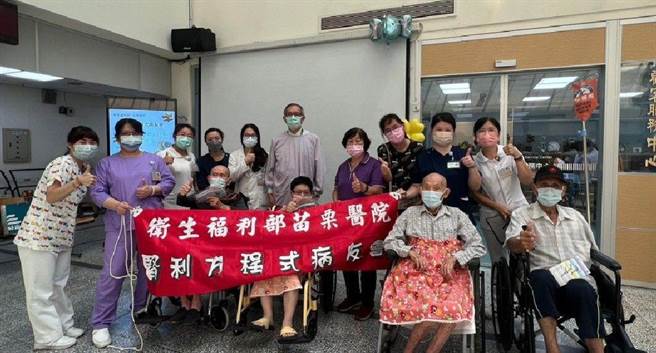 部苗肾臟科吴文中主任(后排左4)提醒肾友们规律回诊、服药和控制饮食，延缓肾功能恶化、延后洗肾。（部苗医院提供／李京升苗栗传真）