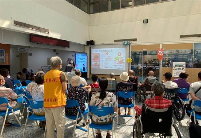 部苗肾利方程式病友会，邀请营养师李孟颖指导食在安心，远离中秋「劫」。（部苗医院提供／李京升苗栗传真）