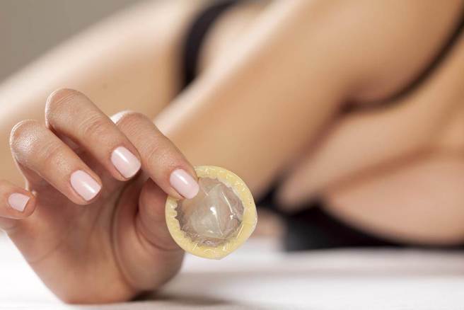 一位女子對於男友不買套套的狀況感到苦惱，決定上網詢問其他人的經驗。（示意圖／Shutterstock）