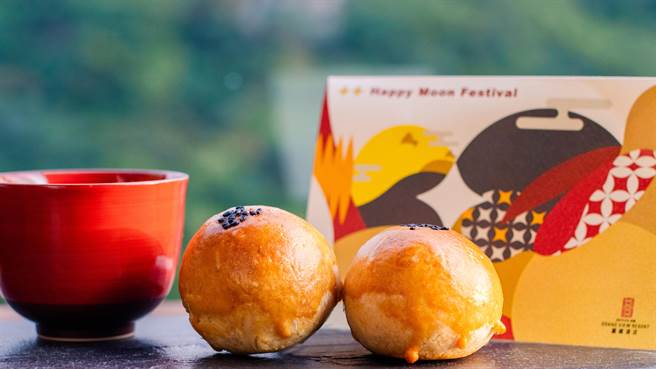 中秋连假期间入住北投丽禧任一房型，即加赠饭店点心主厨特制、只送不卖的「红土咸蛋法式蛋黄酥」。(北投丽禧温泉酒店提供)