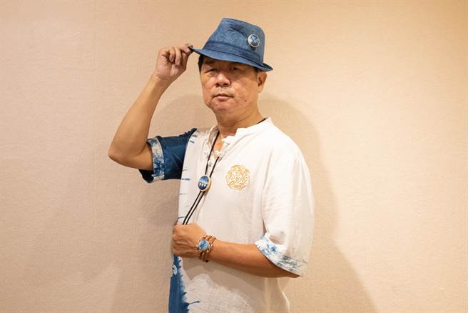 台中市葫芦墩文化中心志工作品展登场，志工队长黄国书蓝染作品。（陈淑娥摄）