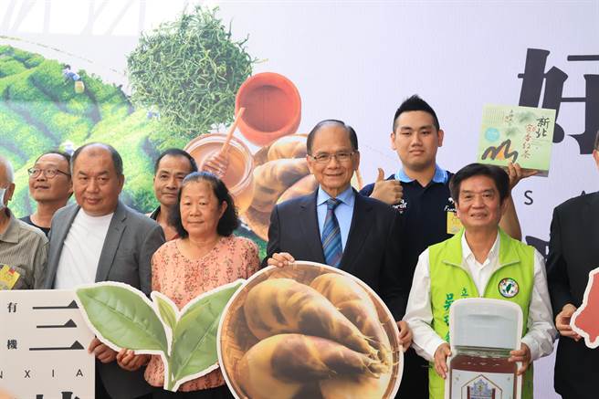 立委吴琪铭为推广新北市三峡在地农产品，在立法院举办「三峡好农有机友善展售发布会」，邀请立法院长游锡堃力挺推广。（吴琪铭提供）