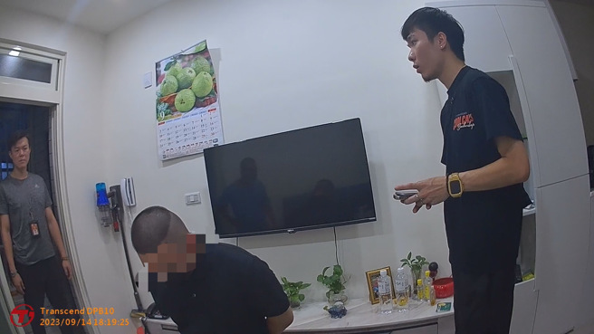 被害人与警方设局，逮捕到家中面交的车手。（警方提供）