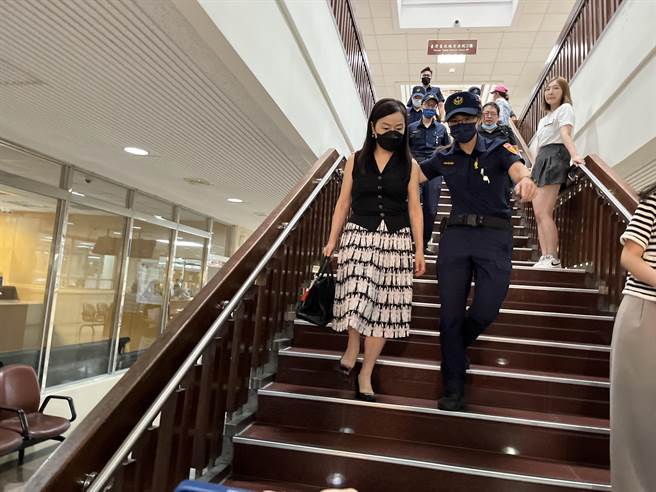 周玉蔻出庭应讯否认犯罪（林伟信摄）