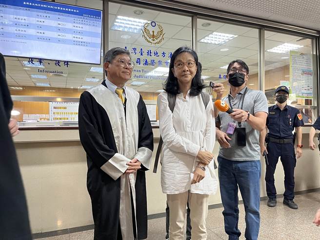 张淑娟（图右）怒斥周玉蔻「恶性重大」请法官重判（林伟信摄）