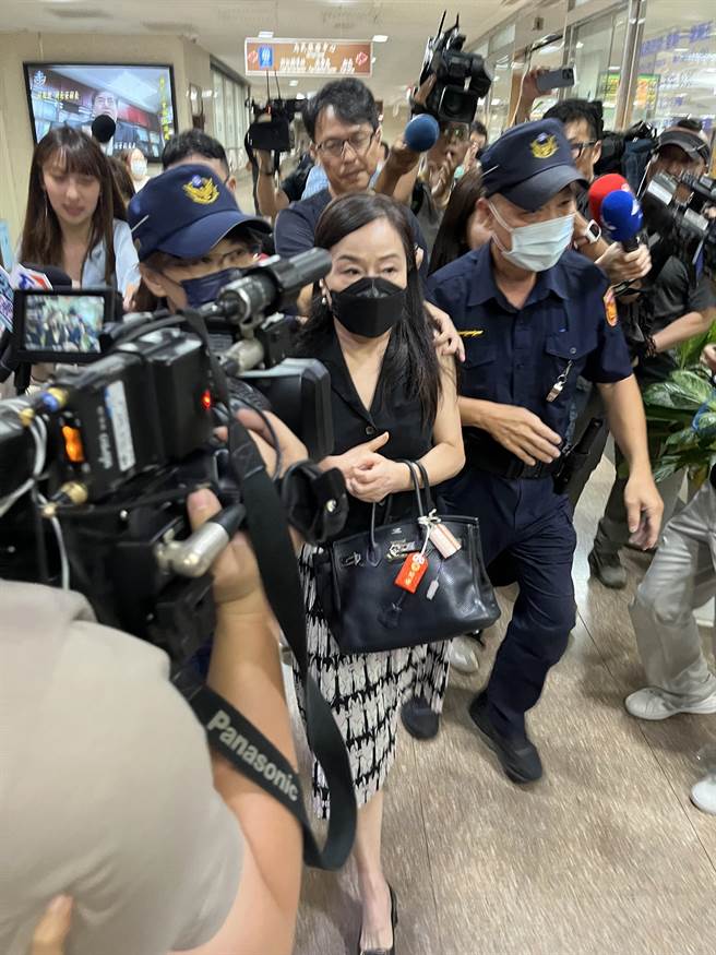 周玉蔻出庭应讯否认犯罪（林伟信摄）