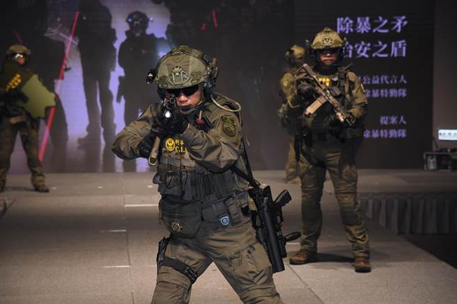 刑事局发表公益主题月历，由各领域刑警轮番上阵拍摄，图为除暴特勤队。（刑事局提供）