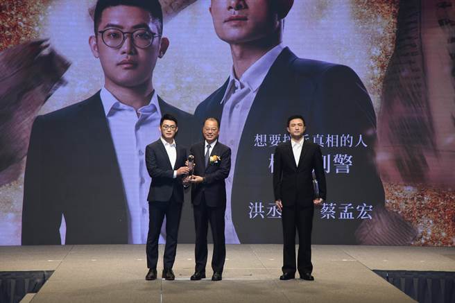 刑事局发表公益主题月历，警政署长黄明昭（中）颁奖给公益代言人刑警。（刑事局提供）