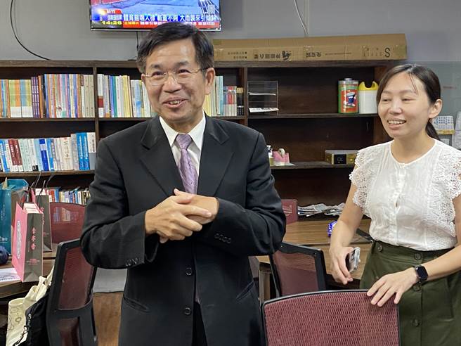 教育部长潘文忠（左）今天表示，补助私大生每年3.5万元学杂费，有助于教育平权。（林志成摄）