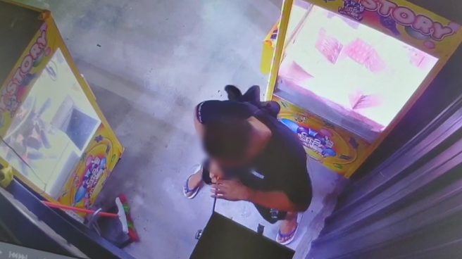 旗津区中洲二路的娃娃机店遭窃，店内的兑币机遭人撬开后窃走里面的现金。（图／警方提供）