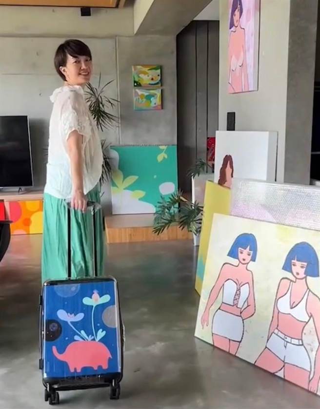 新锐艺术家「李羽娜」将画作融入行李箱。（新竹大远百提供／陈育贤新竹传真）