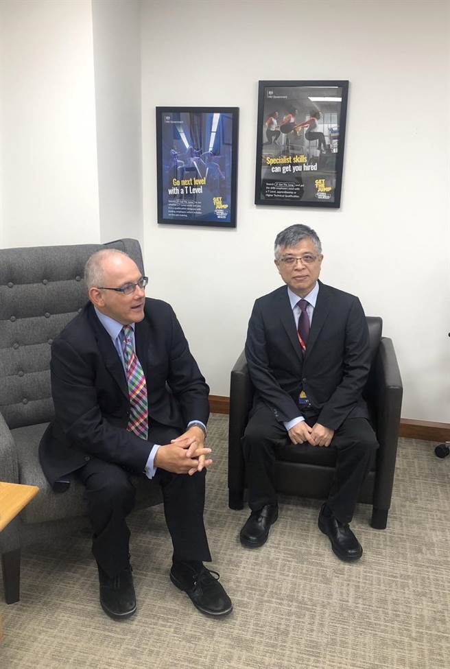 教育部次长刘孟奇（右）拜会英国教育部主管英国高等教育及学徒制政策的哈伯特次长（左）。（教育部提供／林志成台北传真）