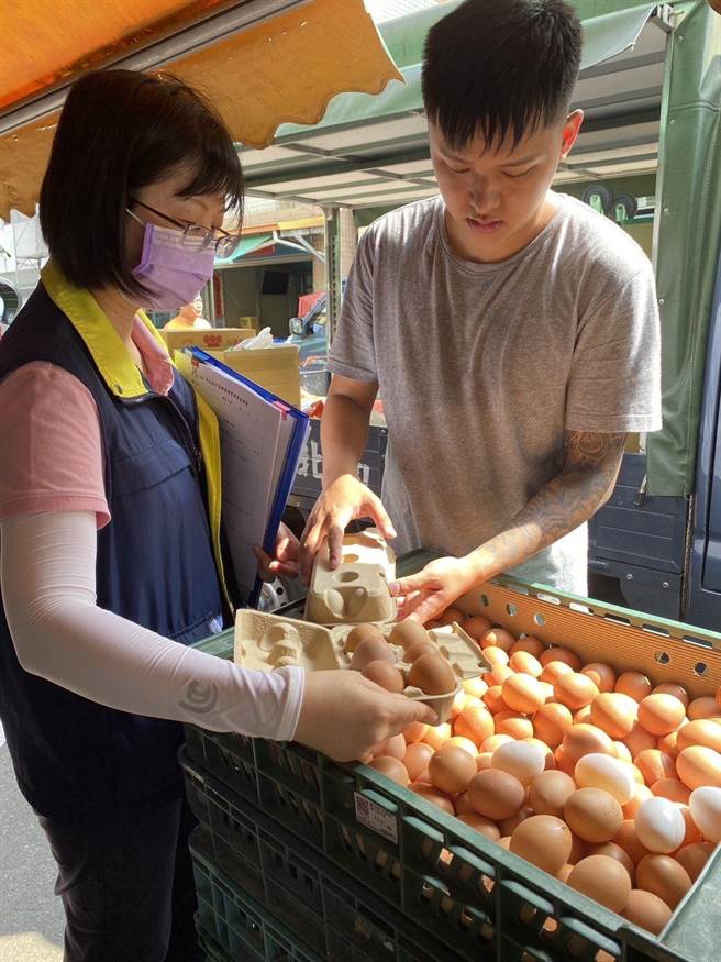 卫生局派员到市场稽查鸡蛋。（苗栗县政府提供／李京升苗栗传真）