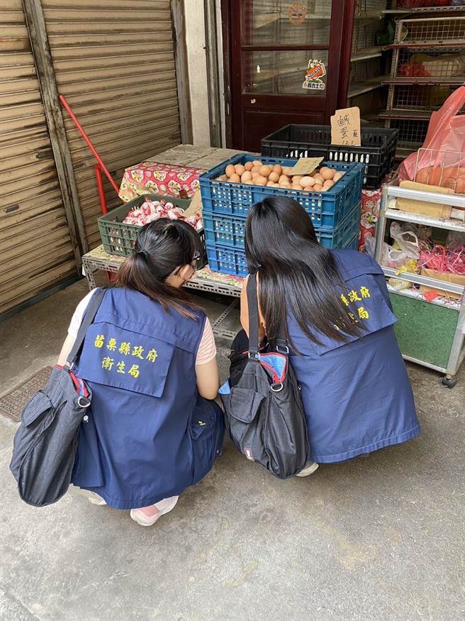 贩售市场稽查。（苗栗县政府提供／李京升苗栗传真）