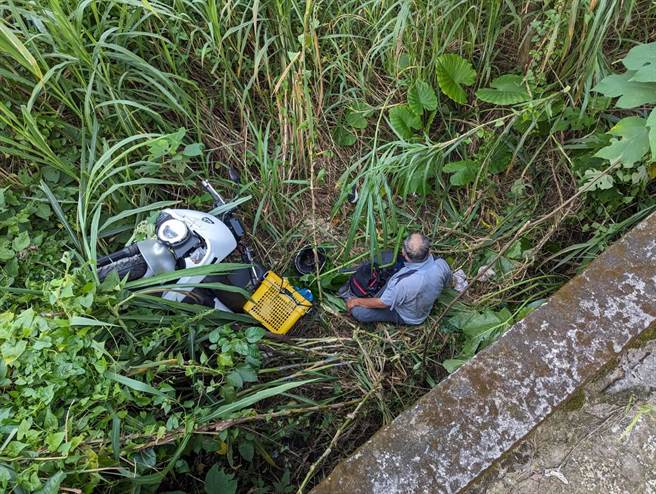 一名老翁自摔下边坡，手机萤幕裂开无法定位，新竹县消防局获报后用寻找手机功能找到他。（竹县消防局提供／邱立雅竹县传真）