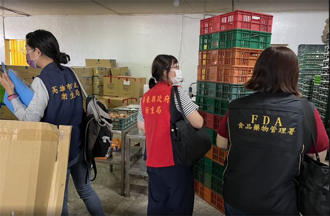 盐埔鸡蛋运销合作社集货场稽查。（屏县府提供）