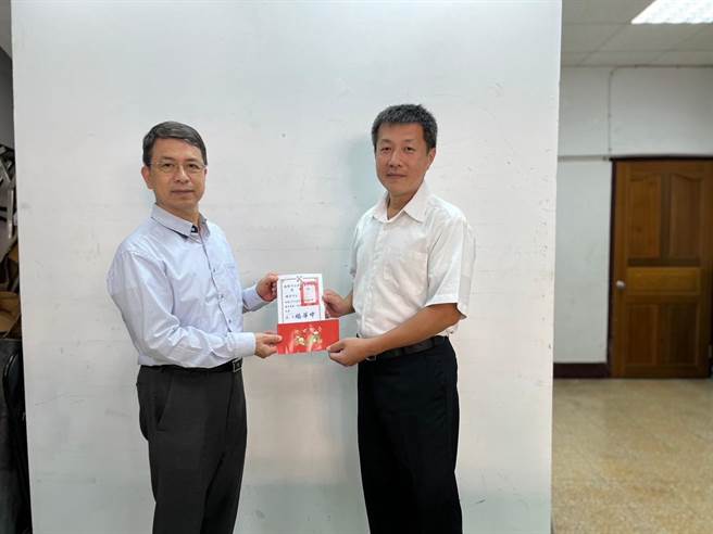 基隆市公车处长杨华中（左）表扬对市民亲切热心的司机廖博文（右）。（基隆市政府提供／张志康基隆传真）