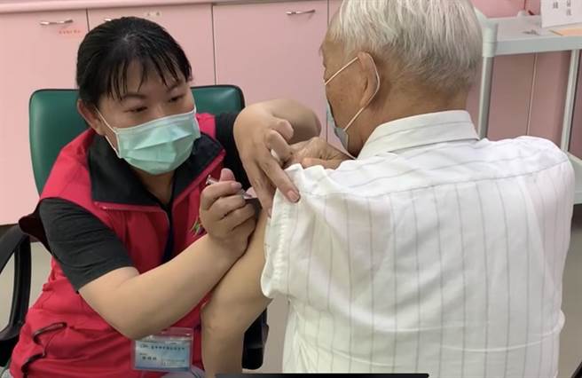65岁以上长者今年冬年有3种公费疫苗可施打，南投县卫生局提醒把握机会「有打有保庇」。曾雪蒨摄
