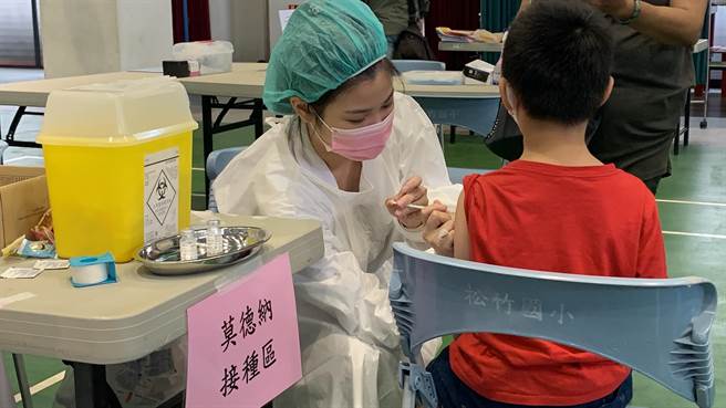 今年新冠疫苗将像流感疫苗一样列为常规疫苗，中秋节前就会配送疫苗到各县市开打。曾雪蒨摄