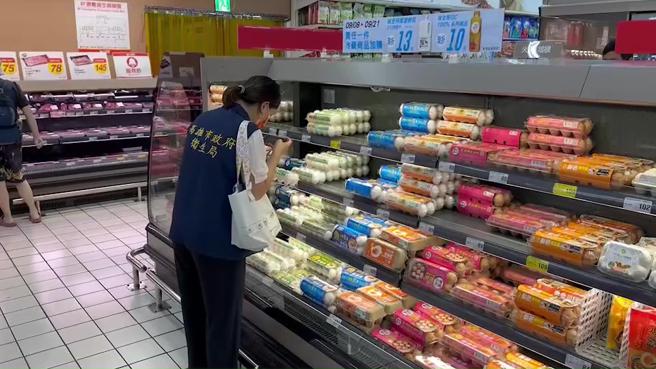 高雄市衛生局進行市售端稽查蛋品銷售情形。（圖片來源：高雄市衛生局提供）
