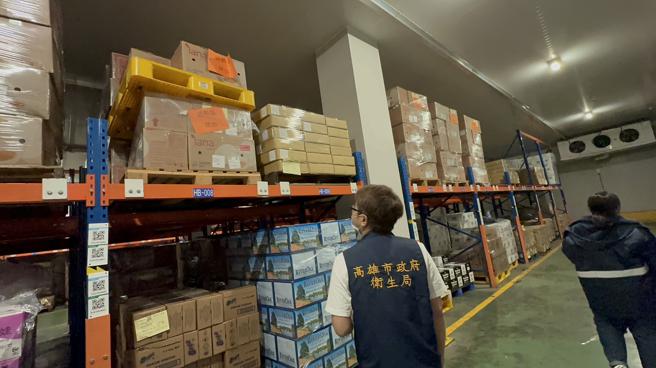 高雄市衛生局到仁武區倉儲稽查進口蛋。（圖片來源：高雄市衛生局提供）
