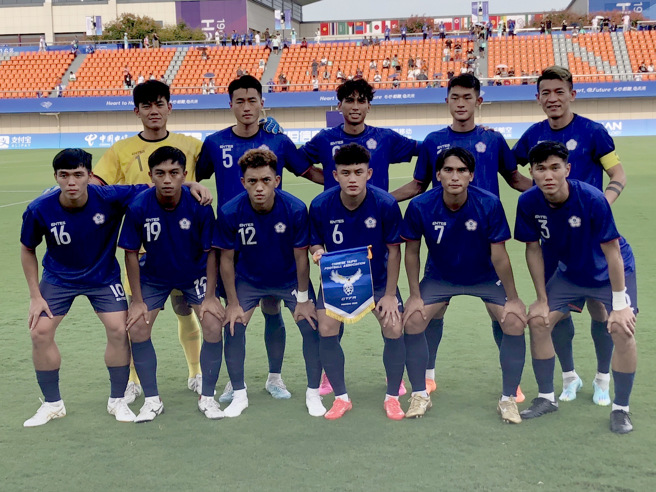 「台灣隊長」陳柏良（後排右一）首次出征亞運，首戰北韓與其他先發球員賽前合照。（陳俊明提供）