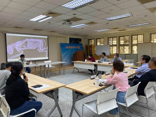 会中针对收容动物个案进行人道评估。（新北市动保处提供）