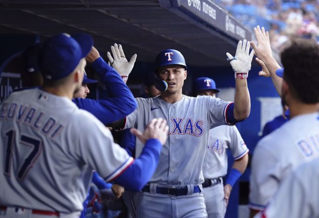 游骑兵球星席格(中)轰出全垒打。（美联社资料照）