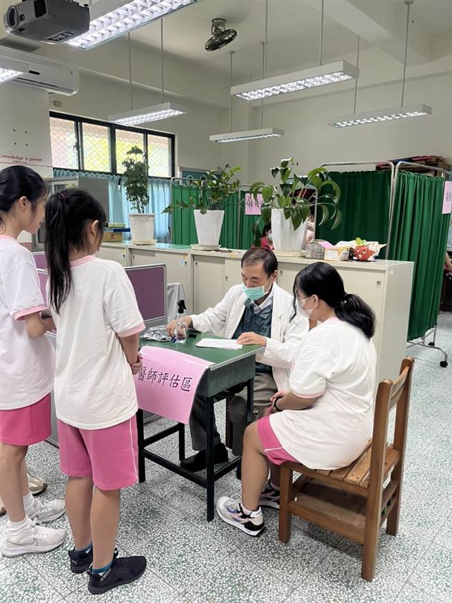 基隆市卫生局结合教育处，于9月19日起针对基隆19所国中新学年度的国二女学生提供公费「九价HPV疫苗」校园接种服务，预计将有1，100多名女学生受惠。图为打疫苗前医师评估。（基隆市卫生局提供／徐佑升基隆传真）