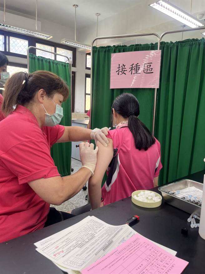 基隆市卫生局结合教育处，于9月19日起针对基隆19所国中新学年度的国二女学生提供公费「九价HPV疫苗」校园接种服务，图为疫苗施打情形。（基隆市卫生局提供／徐佑升基隆传真）