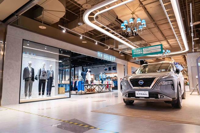 TY SELECT生活风尚概念店集结义大利精品Emporio Armani、EA7、A｜X Armani Exchange及自创丹寧服饰品牌TAI YUEN，10月22日前买TY SELECT指定服饰可免费客制电绣帆布袋。（石智中摄）