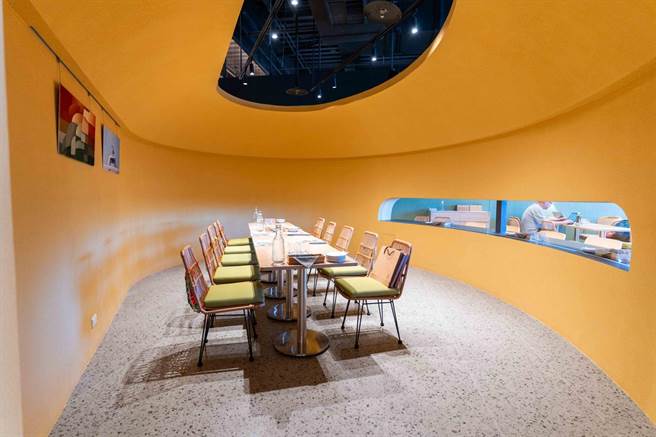 TOK尽兴食光提供75个座席，包括可容纳小团体聚会的14席巢型包厢。（石智中摄）